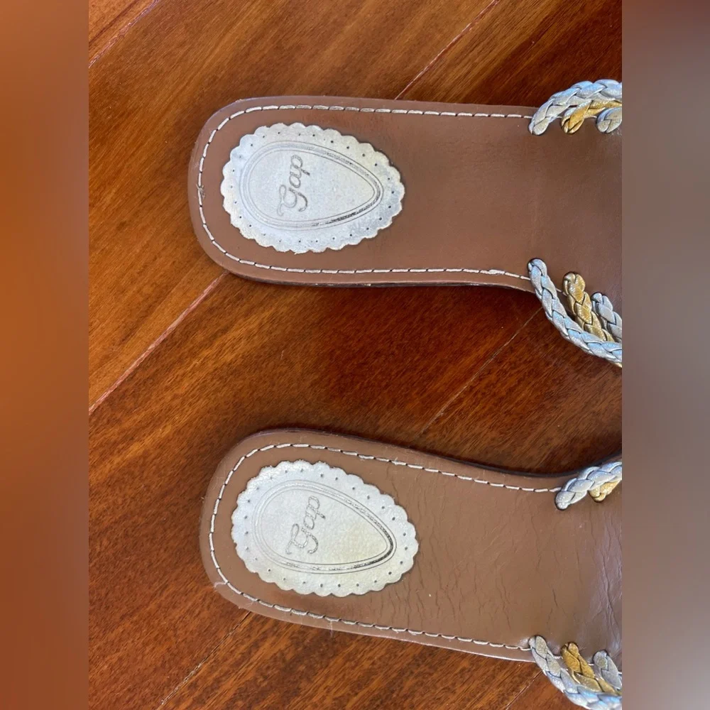 GAP KIDS GIRLS SANDALS SLIPPERS GOLD / SILVER SZ 3/4